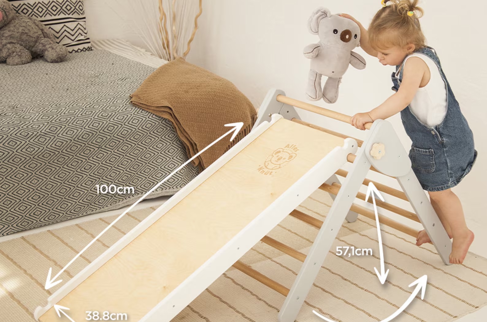 Kind spielt mit Kletterdreieck